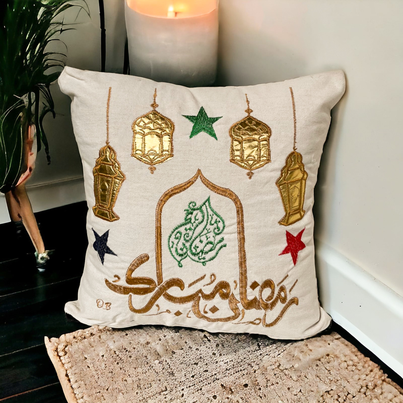 اكياس مخدات مطرزة بكلمة رمضان كريم وفوانيس ونجوم لتجديد ديكور البيت من الكتان