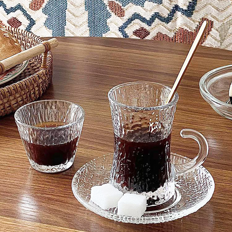 استكانة زجاج شفاف منقوش لشرب وتقديم الشاي والقهوة والاسبريسو بيد لسهولة الحمل
