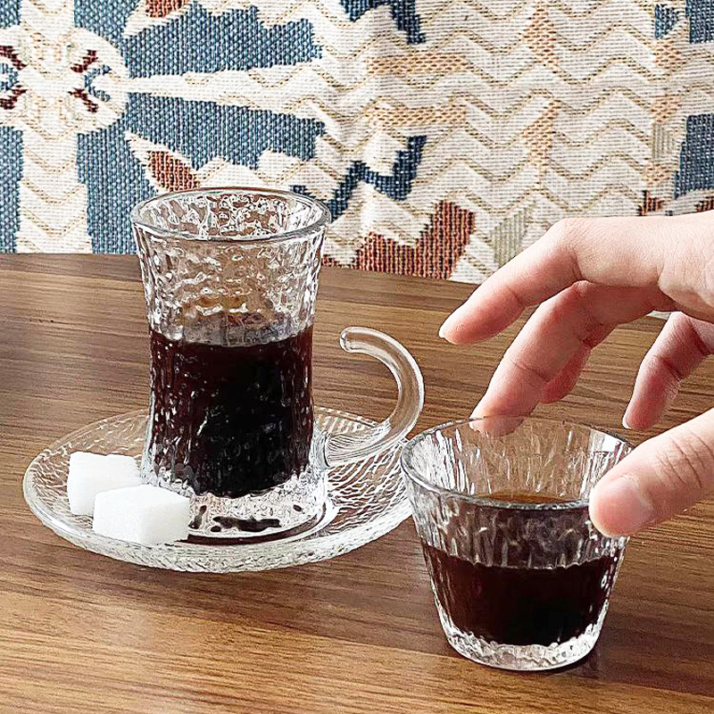 استكانة زجاج شفاف منقوش لشرب وتقديم الشاي والقهوة والاسبريسو بيد لسهولة الحمل