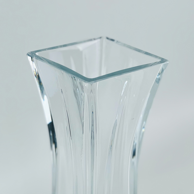 فازة زجاج شفاف شيك للورد بشكل مميز للديكور