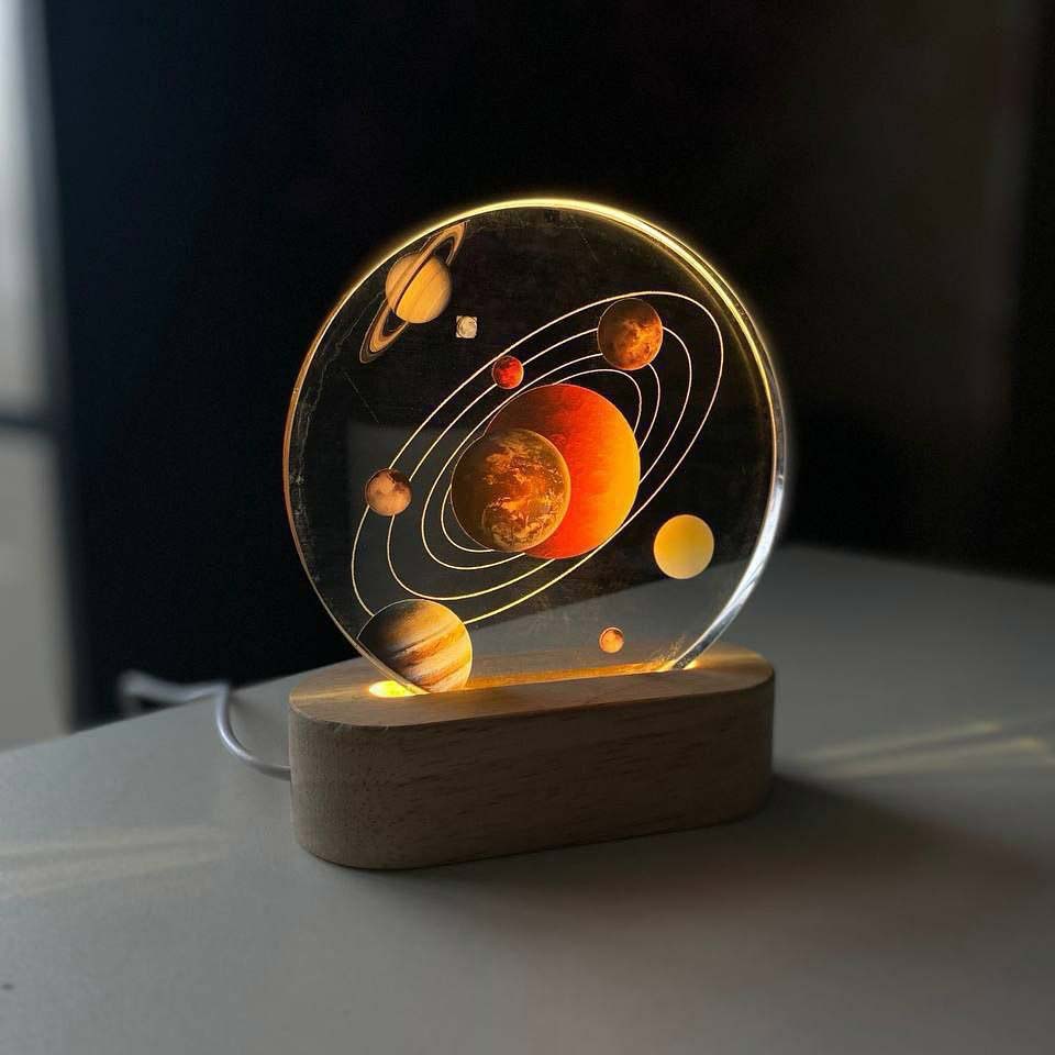 بلورة ثلاثية الابعاد زجاج شفافة  على شكل المجموعة الشمسية بقاعدة خشبية