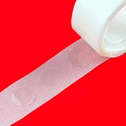 قطعنين من شريط لزق دبل فيس شفاف لتثبيت شرائط الإضاءة والديكور وبالونات اعياد الميلاد ‏