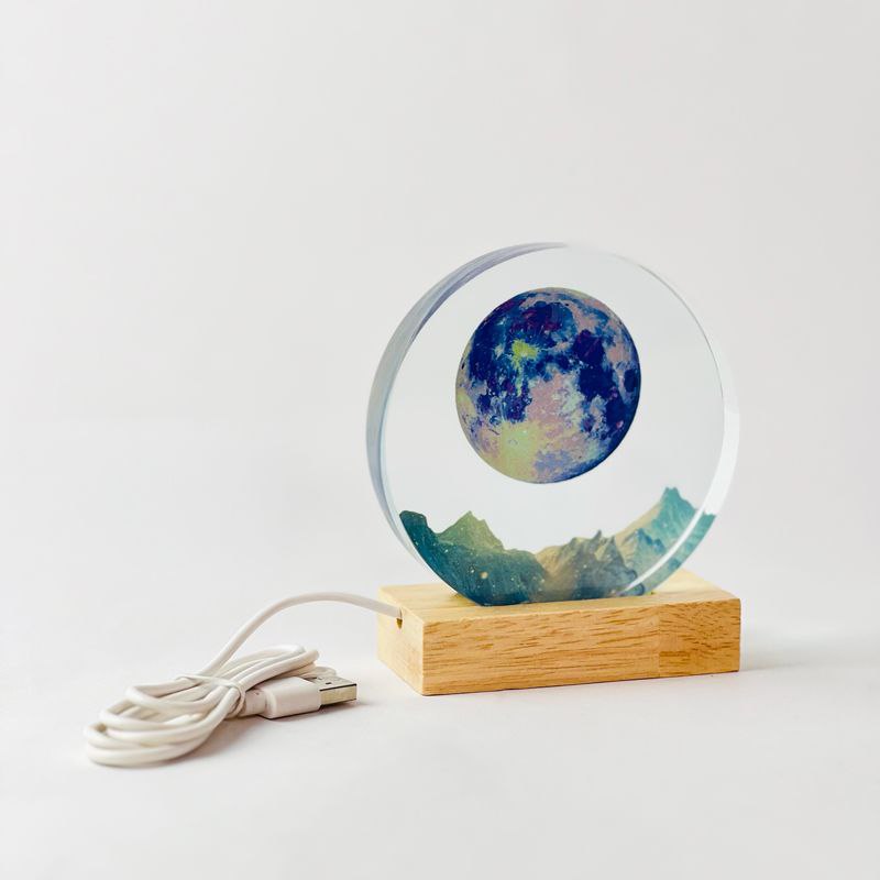 بلورة ثلاثية الابعاد زجاجية شفافة على شكل المجموعة الشمسية بقاعدة خشبية