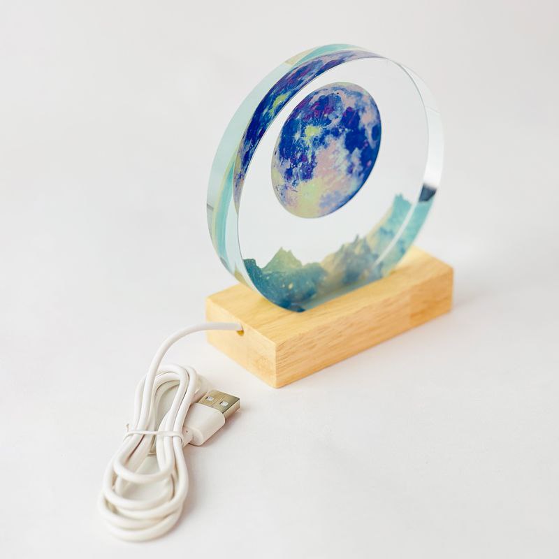 بلورة ثلاثية الابعاد زجاجية شفافة على شكل المجموعة الشمسية بقاعدة خشبية