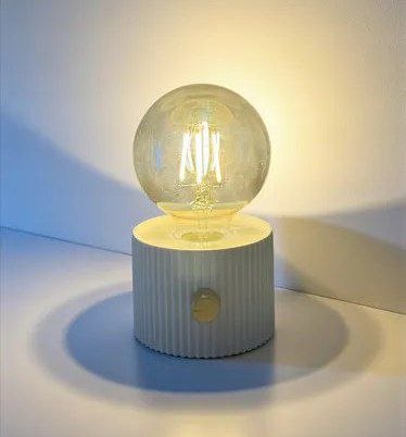 مصباح مكتب على شكل لمبة بإضاءة ليد مع وصلة يو اس بي