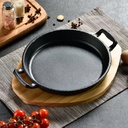 طاسة حديد زهر غير لاصق بيد وقاعدة خشبية لتسوية وتقديم الطعام علي السفرة وقت العزومات بشكل شيك