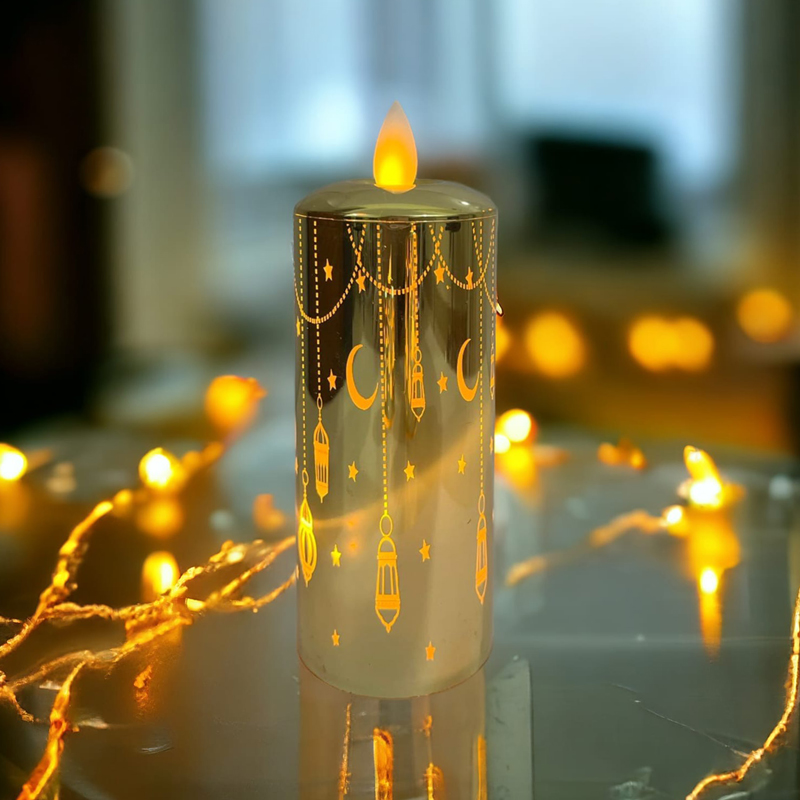 شمعة ليد مضيئة بدون لهب مزينة بفوانيس وهلال لديكور رمضاني مميز
