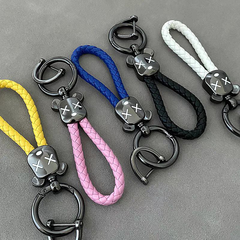 ميدالية جلد مضفر برأس دبدوب لمفاتيح السيارات والشنط مع جزء مخصص لكتابة رقم الموبايل