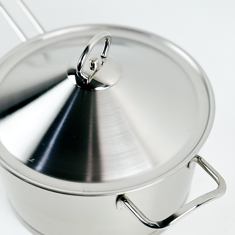 كسرولة استانليس ستيل بغطاء ويد لسهولة الحمل مقاس 22سم