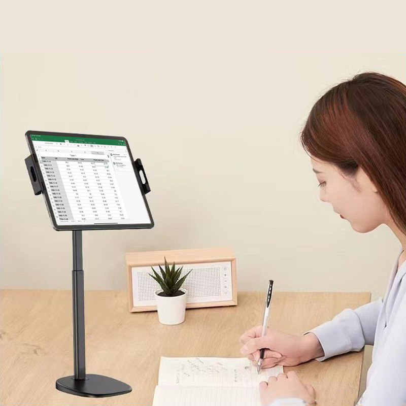 استاند تابلت مكتب قابل لتعديل الارتفاع ورأس قابلة لتعديل المقاس لتناسب احجام مختلفة تدور 360 درجة للتحكم في زاوية الرؤية الانسب