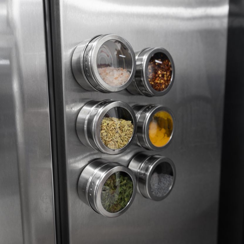 طقم توابل مغناطيسي 4 قطع استانليس ستيل بحامل ونظامين رش وغطاء شفاف لسهولة رؤية المحتويات