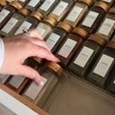 رف اكليريك حامل ومنظم لبرطمانات التوابل داخل الأدراج وعلي رخامة المطبخ